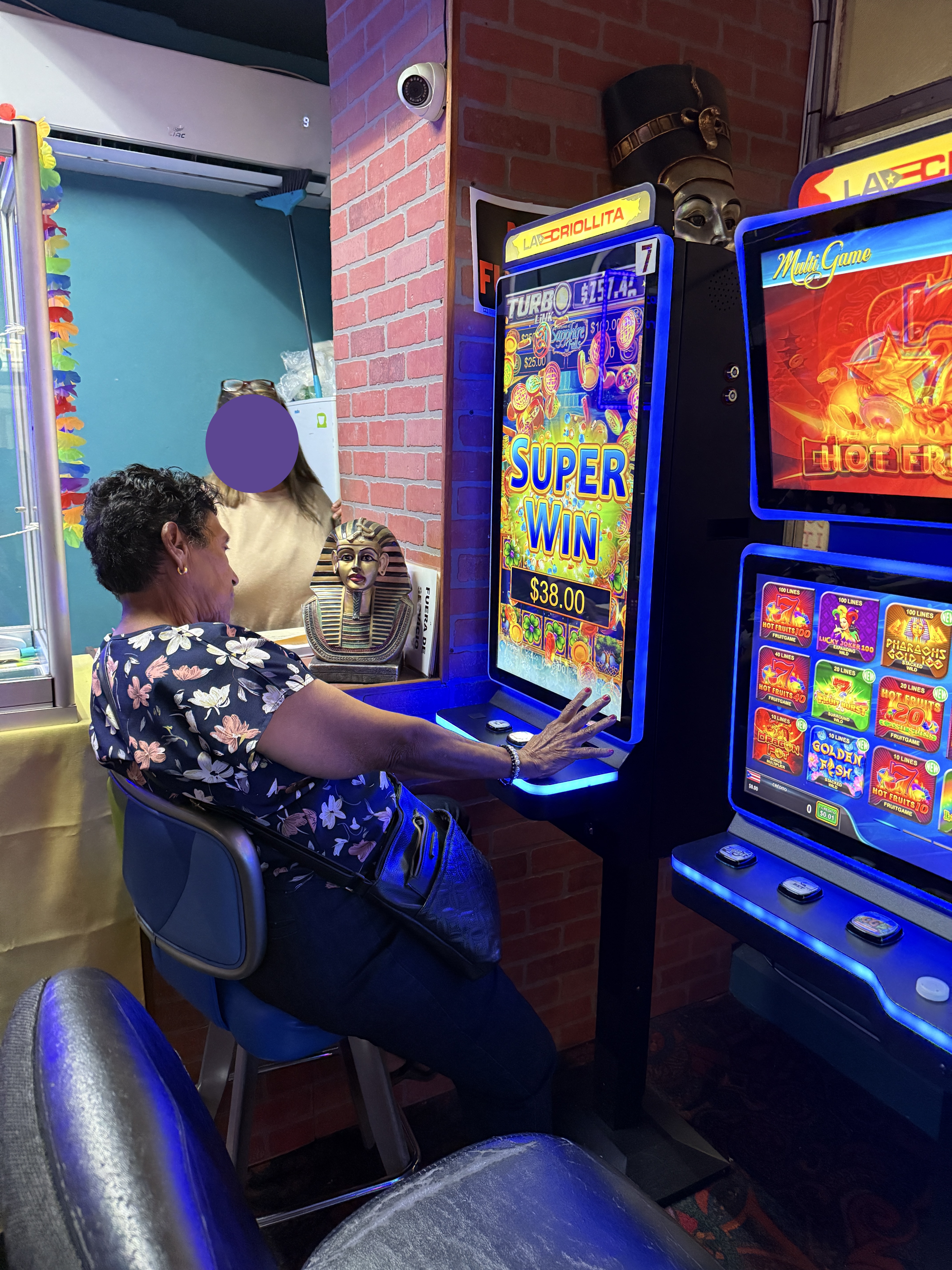 Player actively using a machine, Super Win screen showing $38